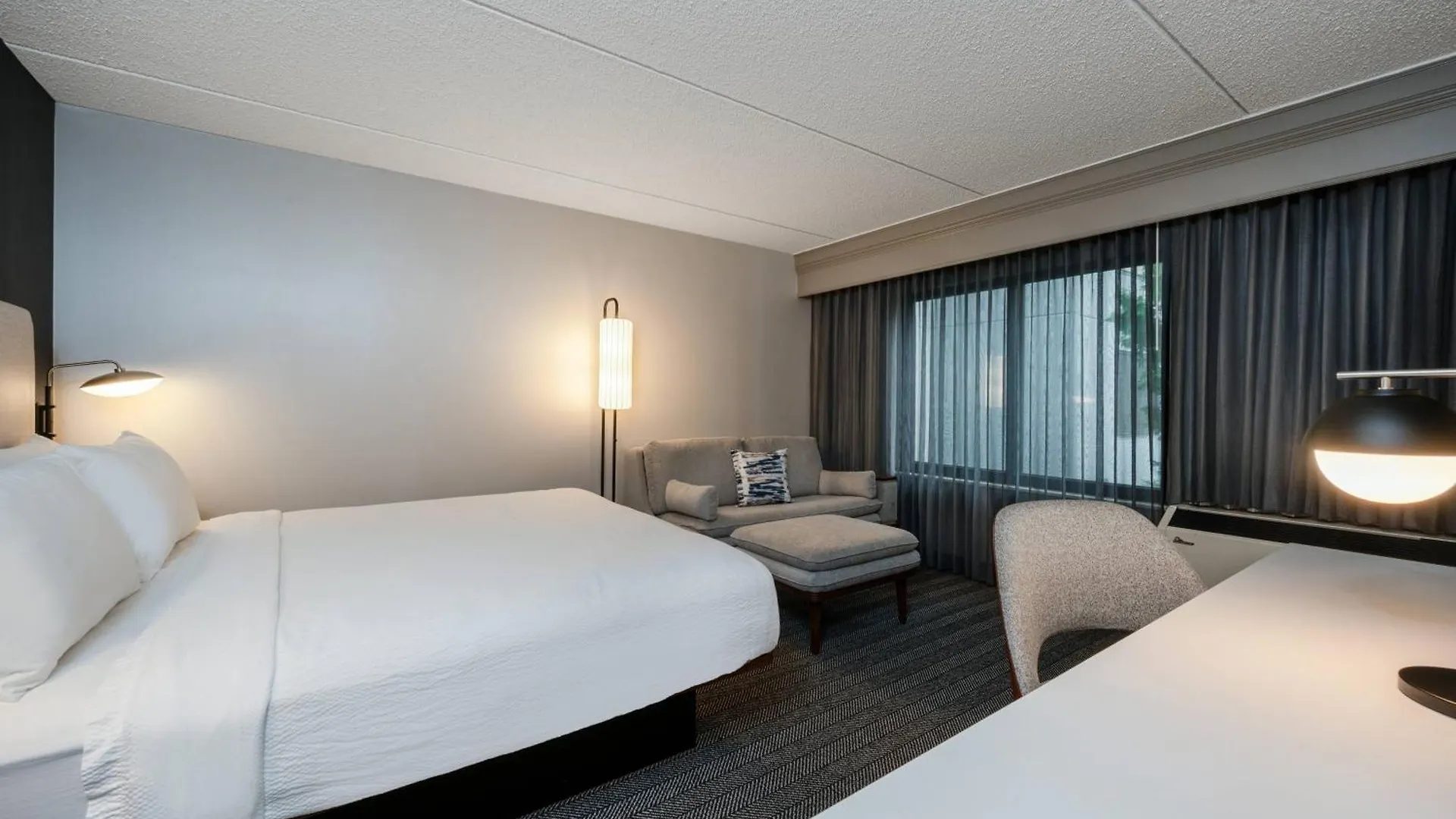 Courtyard Columbus Airport Hotel 3*,