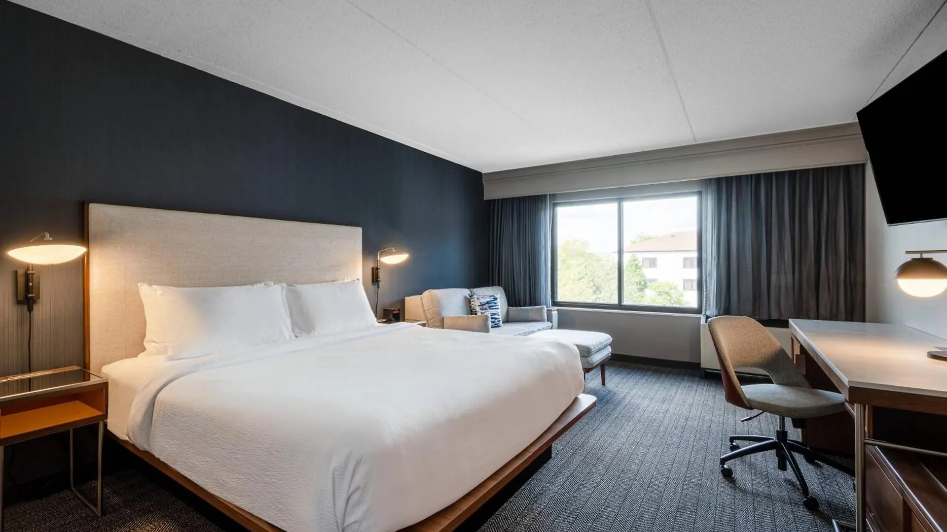 Courtyard Columbus Airport Hotel