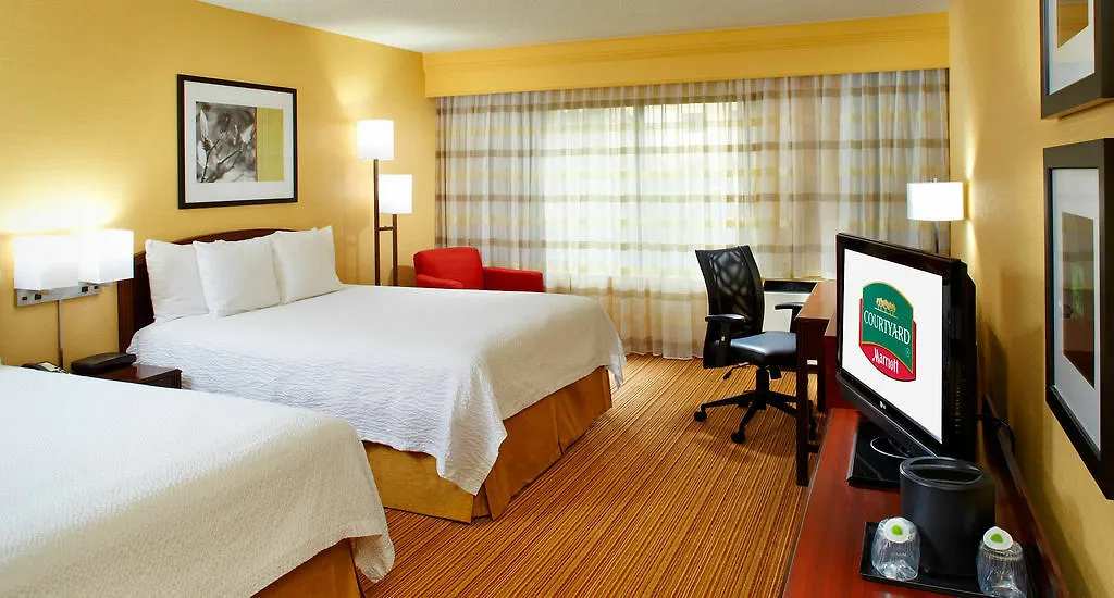 Courtyard Columbus Airport Hotel 3*,